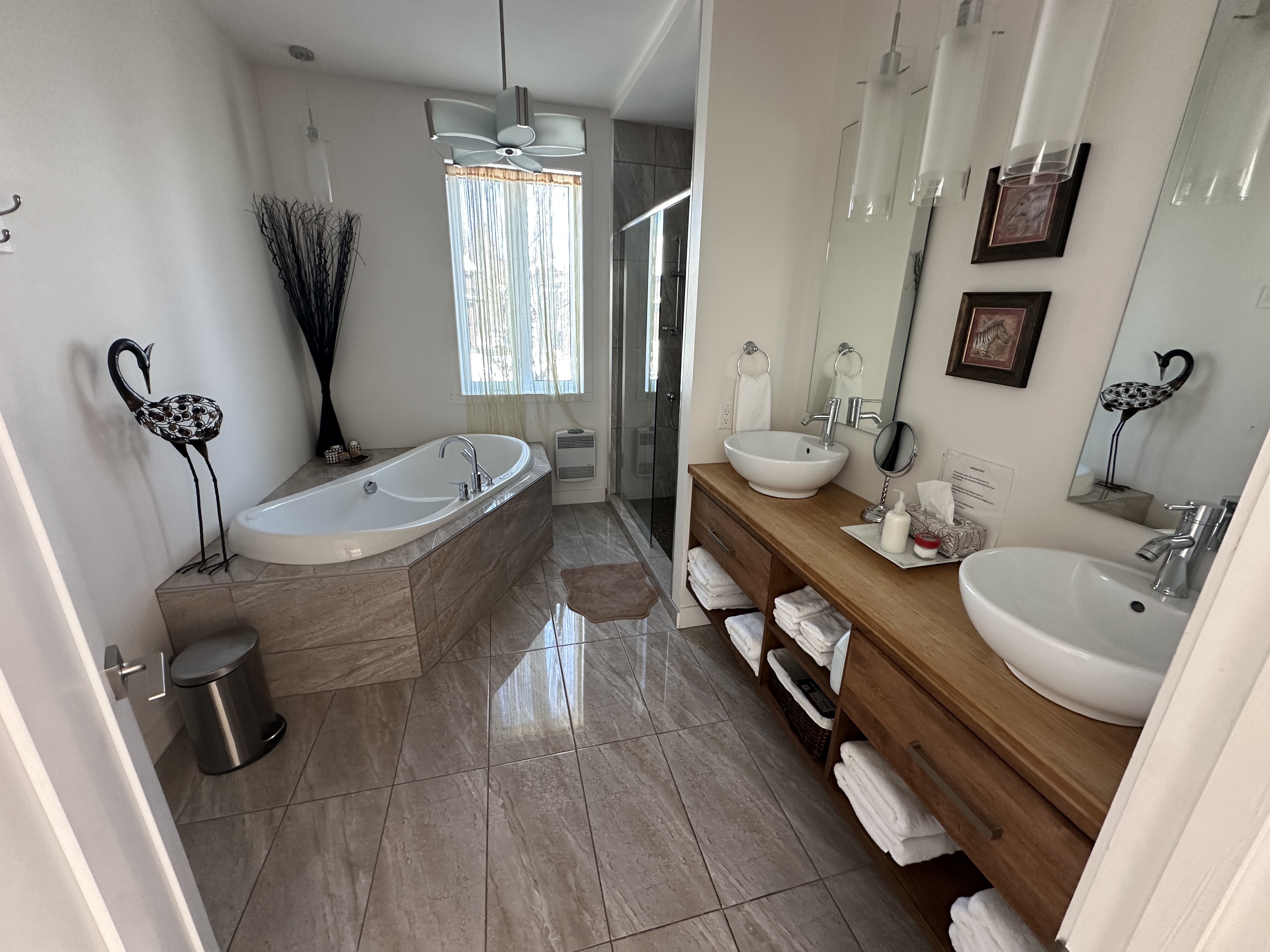 Salle de bain avec bain à remous et double vasque