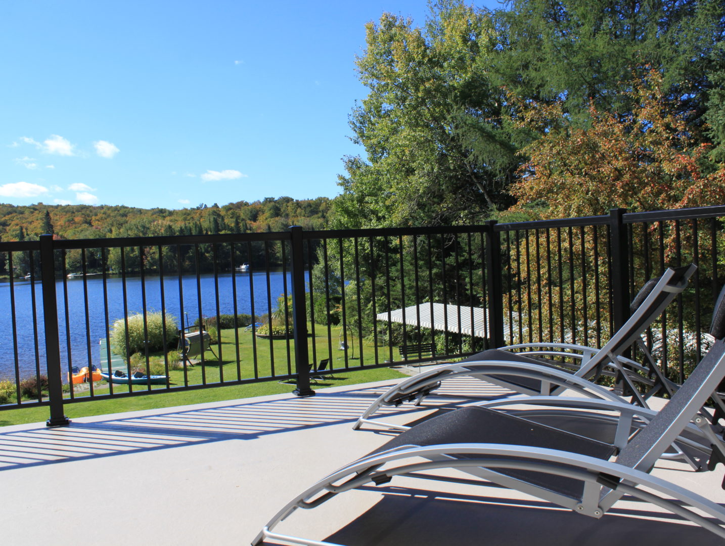 Chalet Le Jardin, vue extérieure au bord du lac Sept-Îles